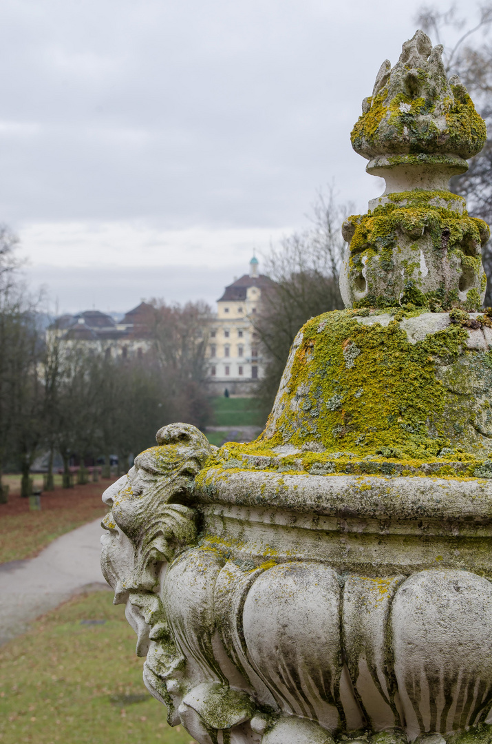 Blick von "Favorite" zurück auf`s Schloss Ludwigsburg