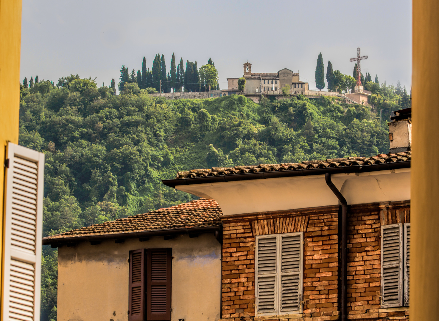 Blick von Fossombrone auf das Kloster der Kapuzinermoenche