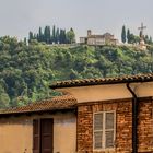 Blick von Fossombrone auf das Kloster der Kapuzinermoenche