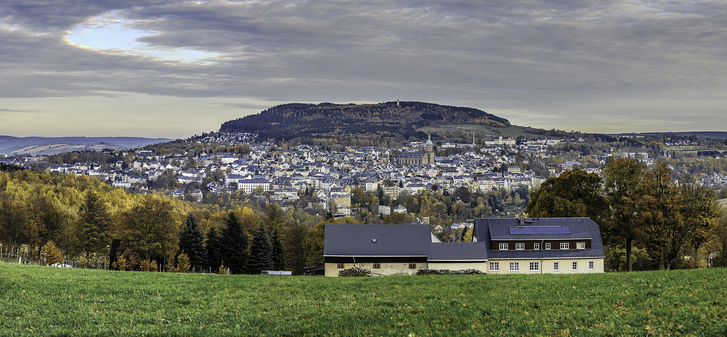 Blick von Frohnau auf das herbstliche Annaberg-Buchholz