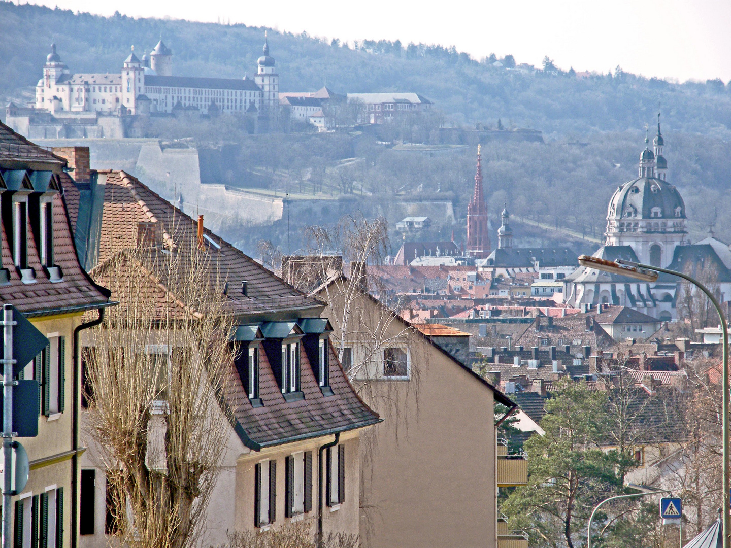 Blick von Grombühl über die Stadt hinweg zur Festung