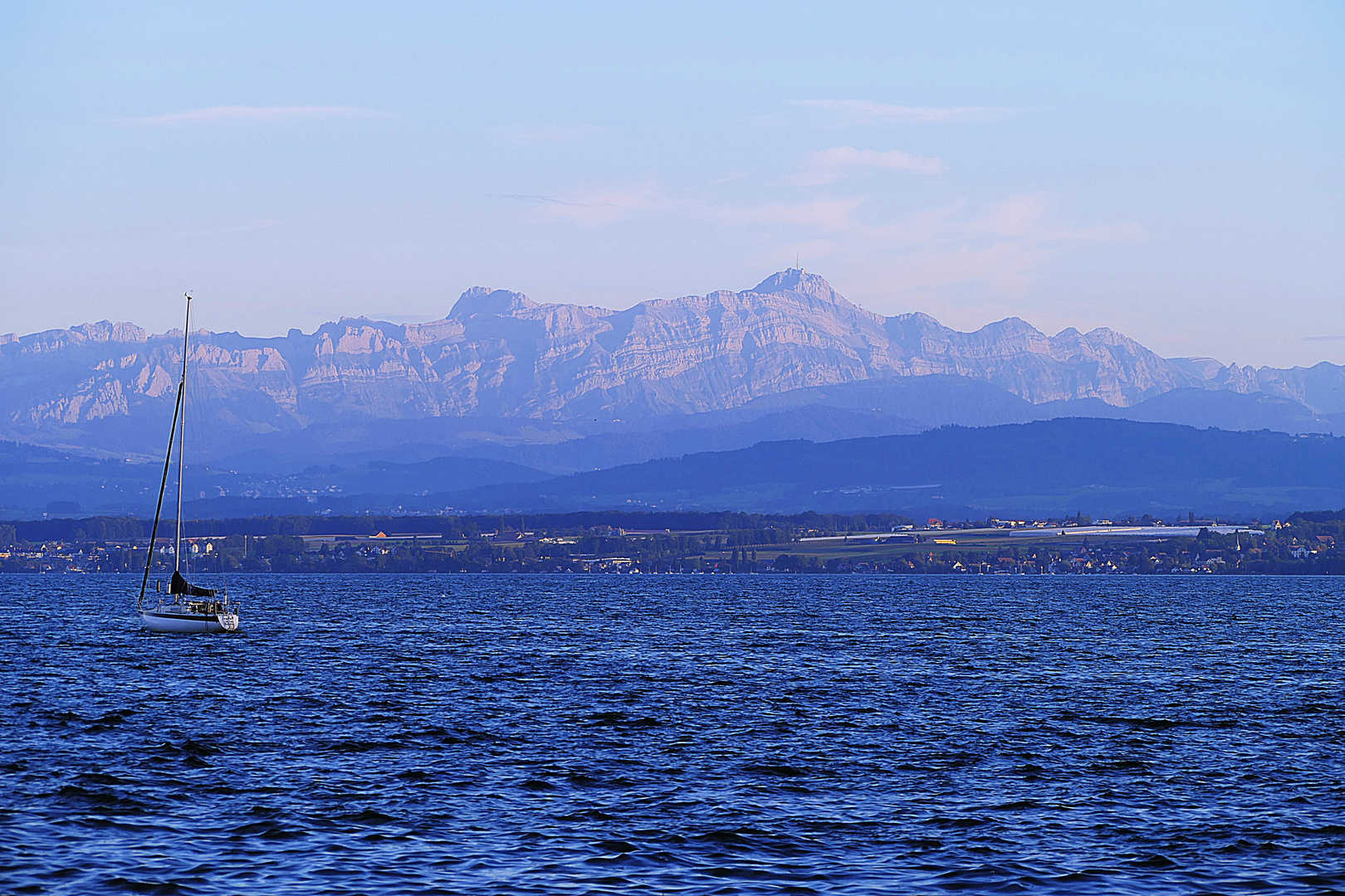 Blick von Hagnau auf den Bodensee und die schweizer Berge