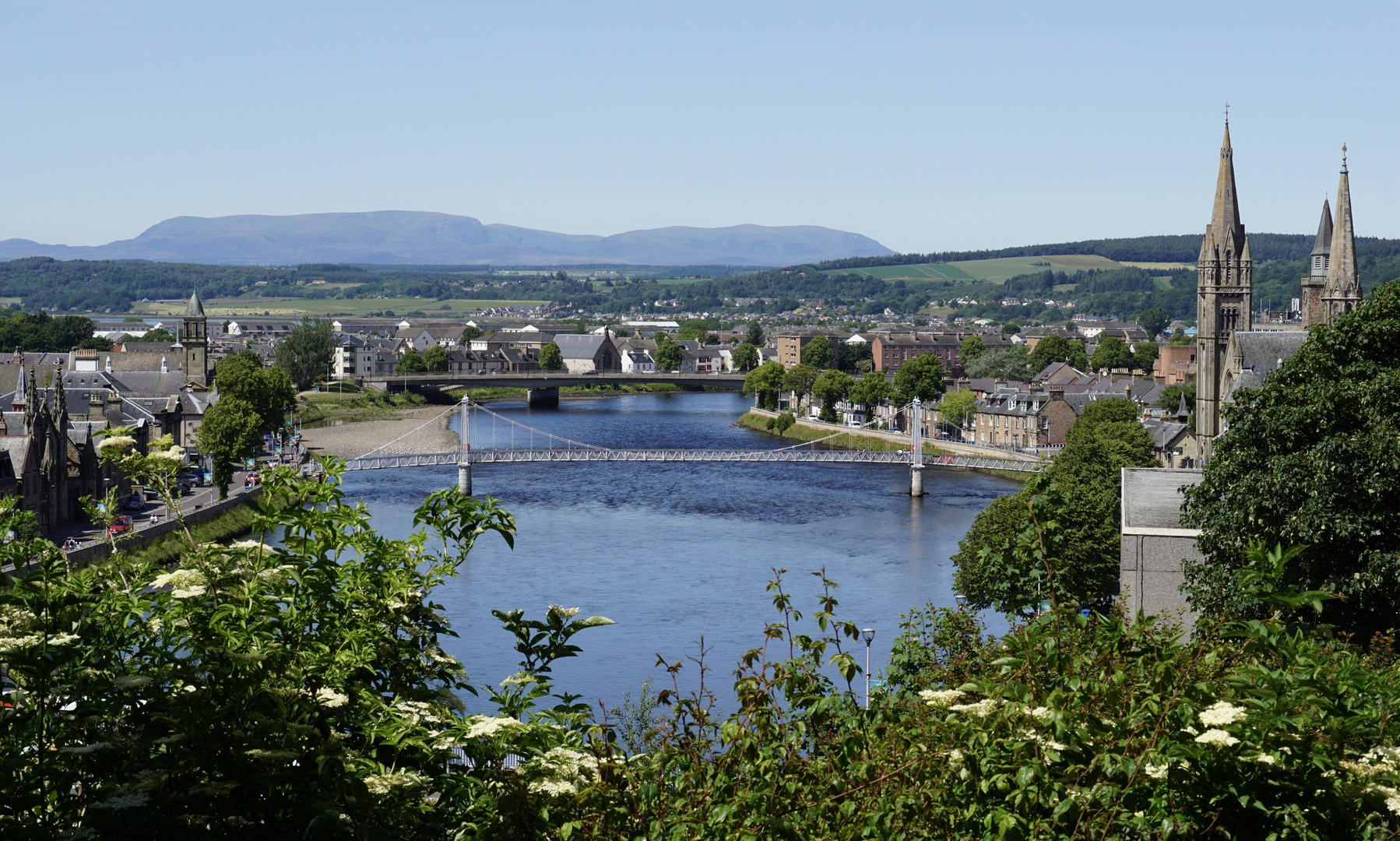 Blick von Inverness Castle auf die Stadt und Umgebung