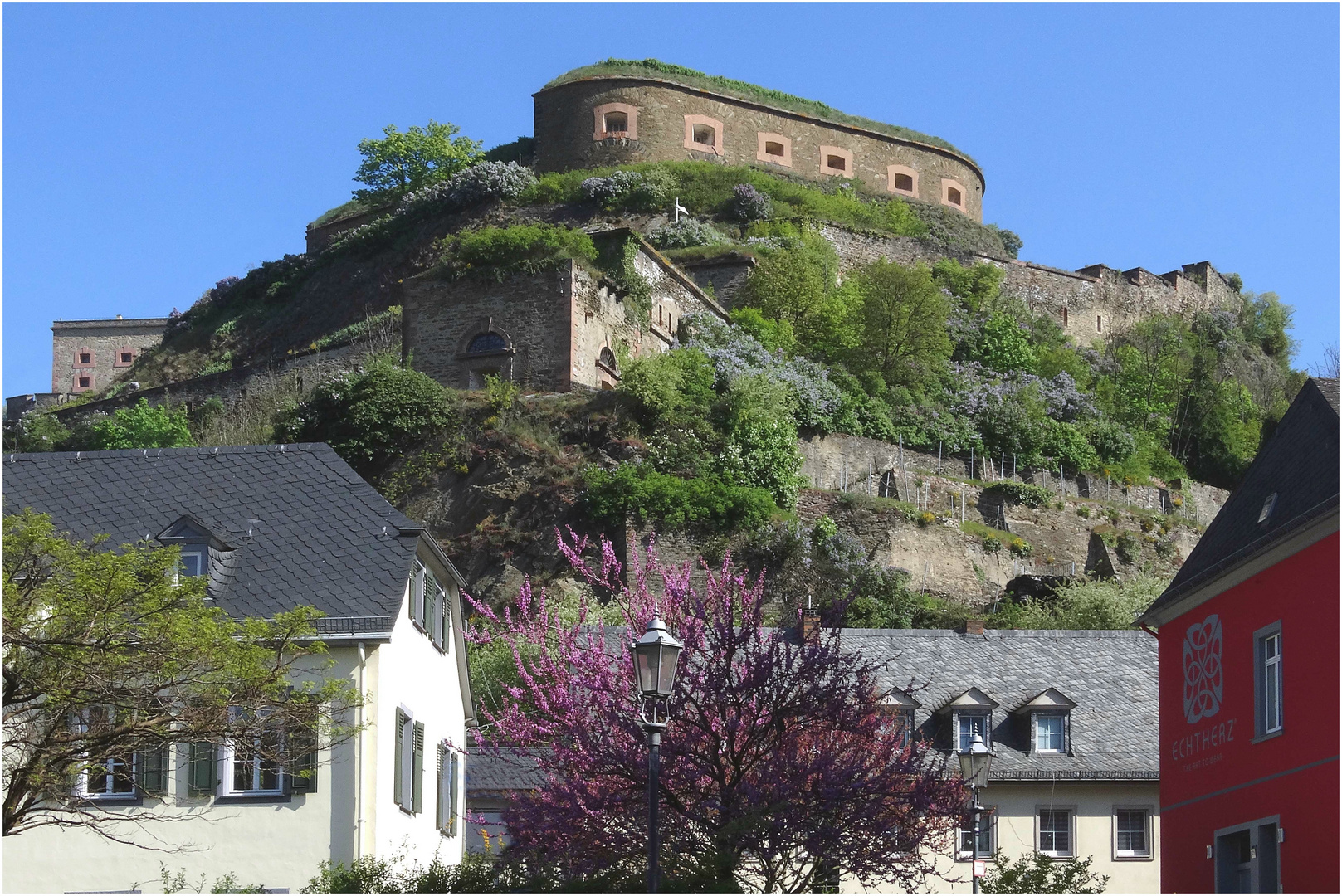 Blick von Koblenz-Ehrenbreitstein auf das Fort Helfenstein (Teil der Festung Ehrenbreitstein)