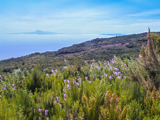 Blick von La Palma zu den Inseln Teneriffa und La Gomera 