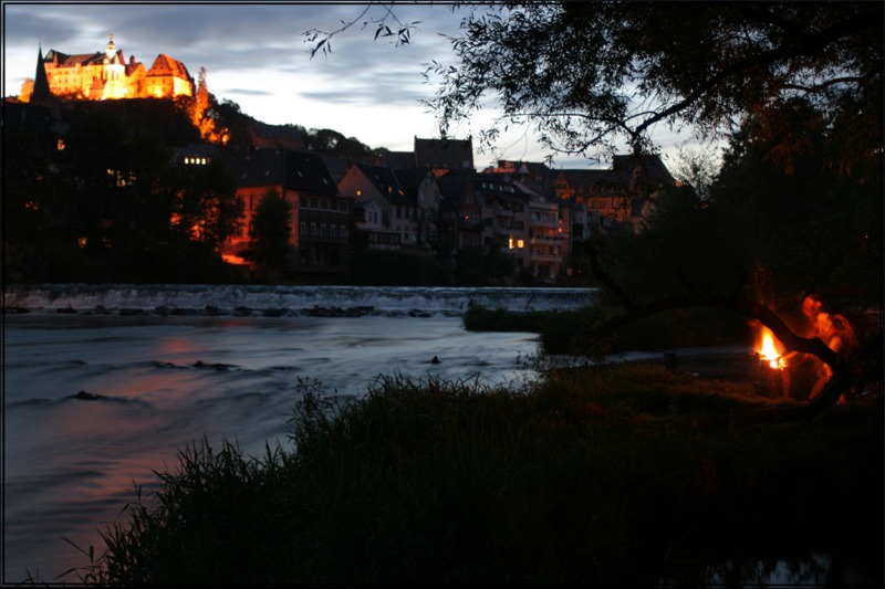 Blick von Lahn auf Marburger Landgrafenschloss bei Nacht