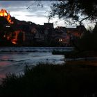 Blick von Lahn auf Marburger Landgrafenschloss bei Nacht