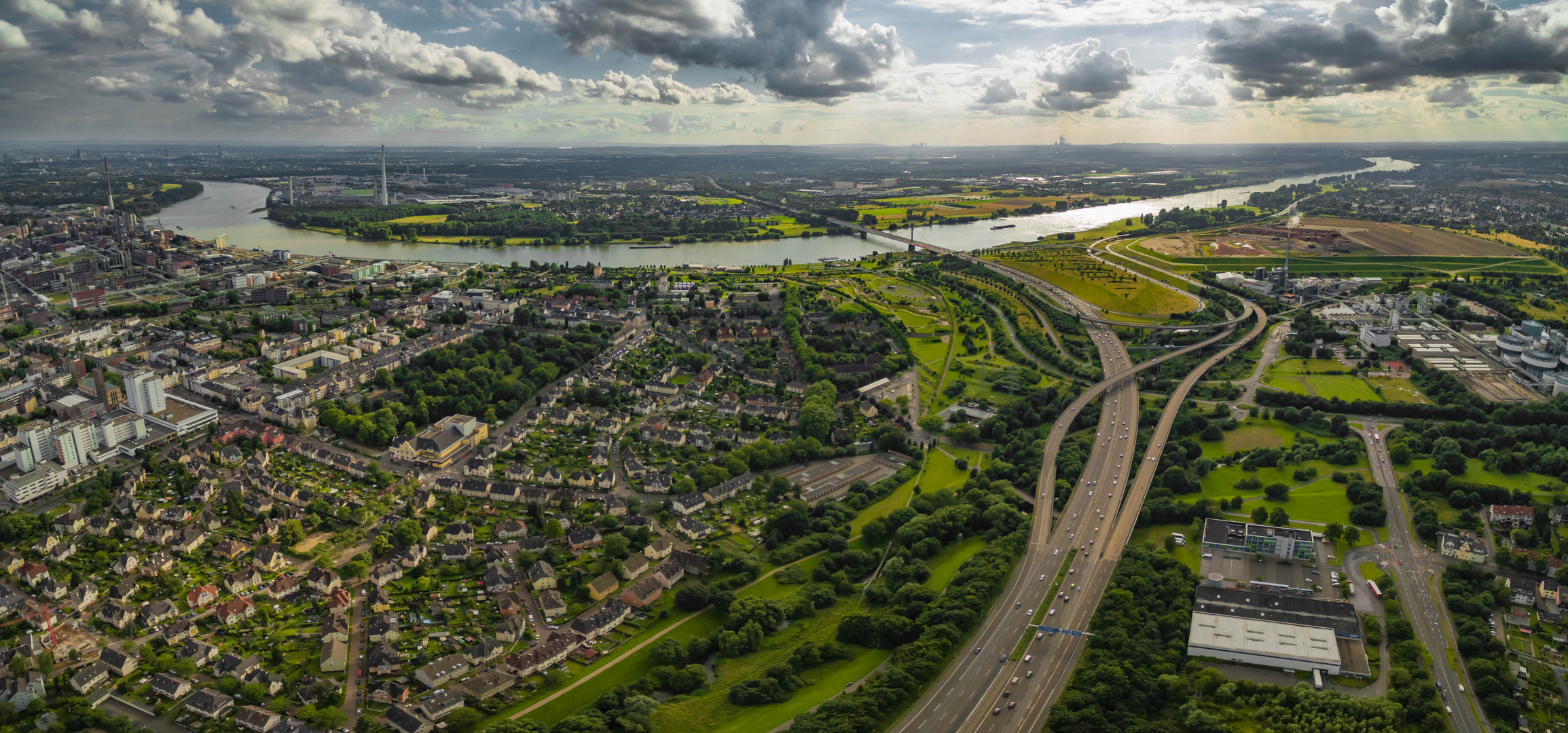 Blick von Leverkusen nach Köln über den Rhein