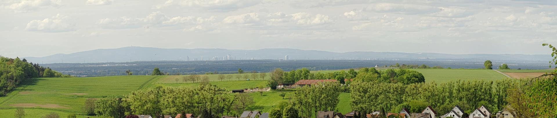 Blick von links Taunus bis rechts Vogelsberg und noch weiter