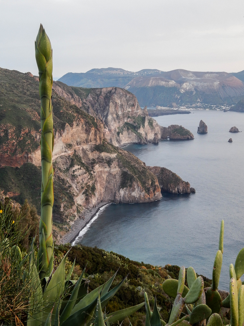 Blick von Lipari auf Vulcano, Aeolische Inseln