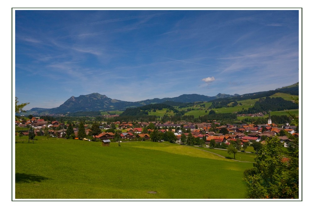 Blick von Maderalm auf Fischen. Im Hintergrund der Grünten