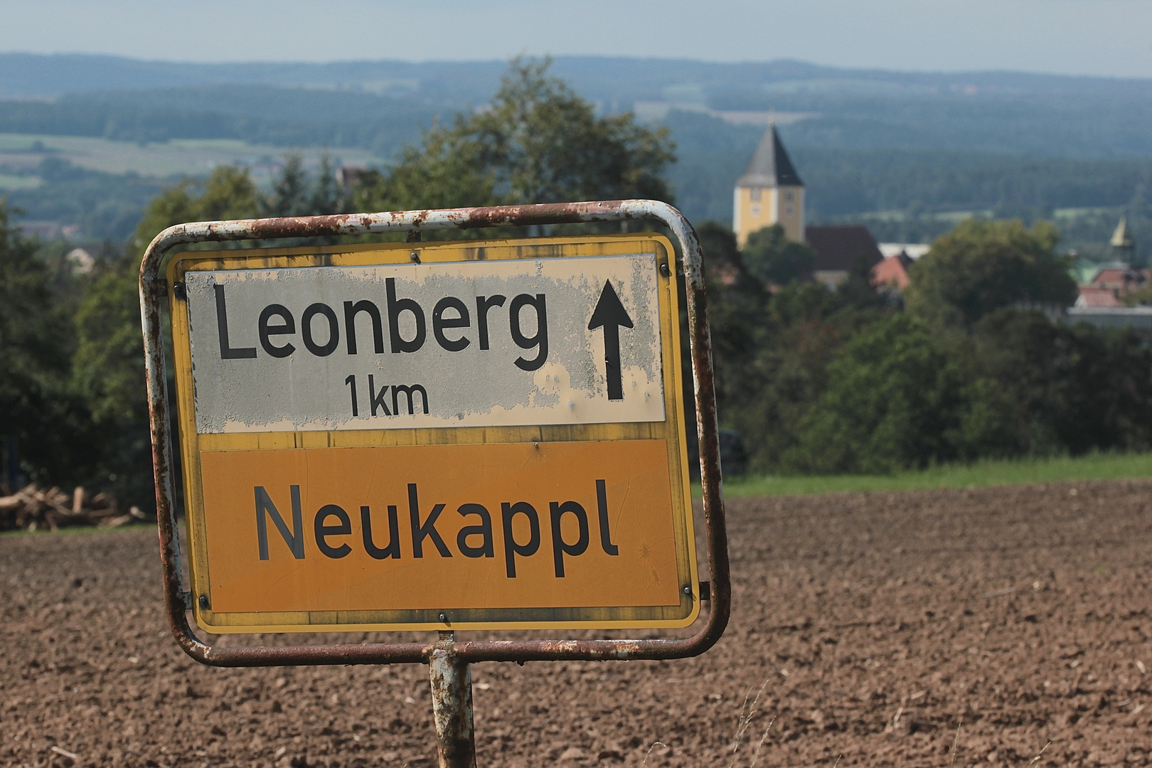 Blick von Neukappl nach Leonberg mit dem alten Ortsschild