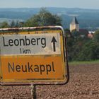 Blick von Neukappl nach Leonberg mit dem alten Ortsschild