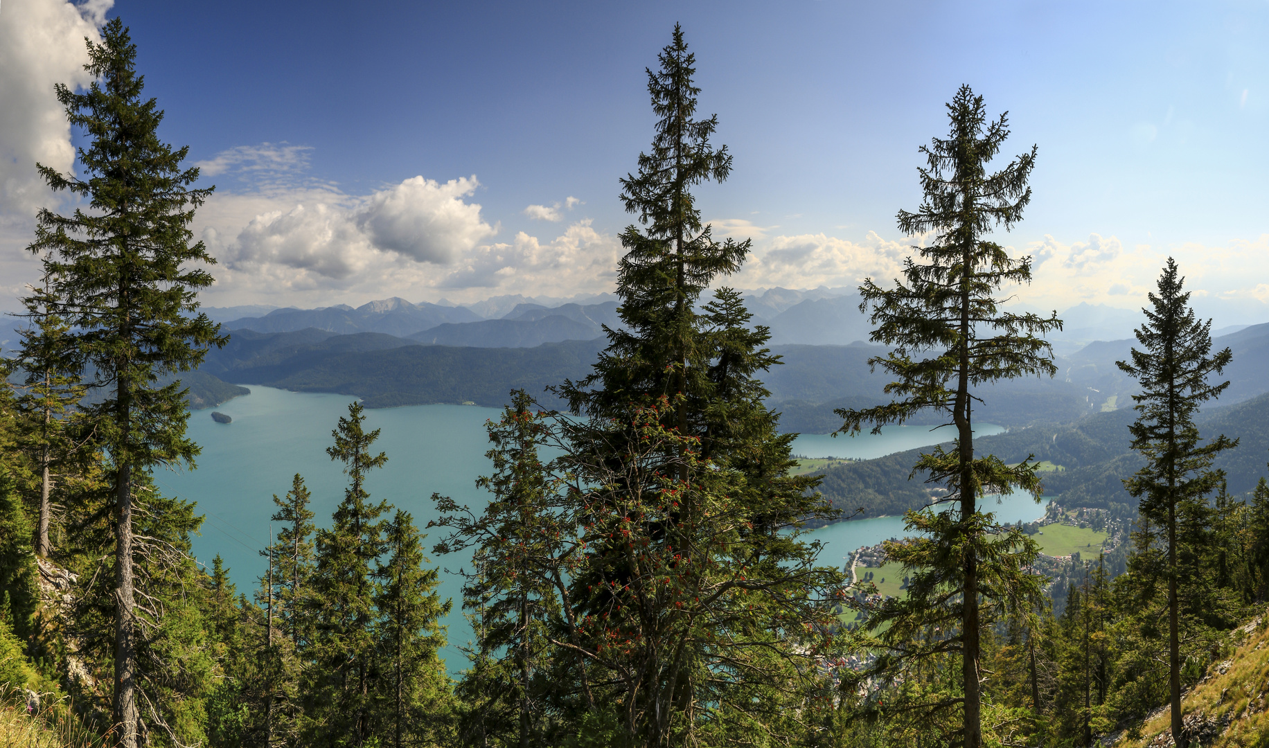 Blick von oben auf den Walchensee