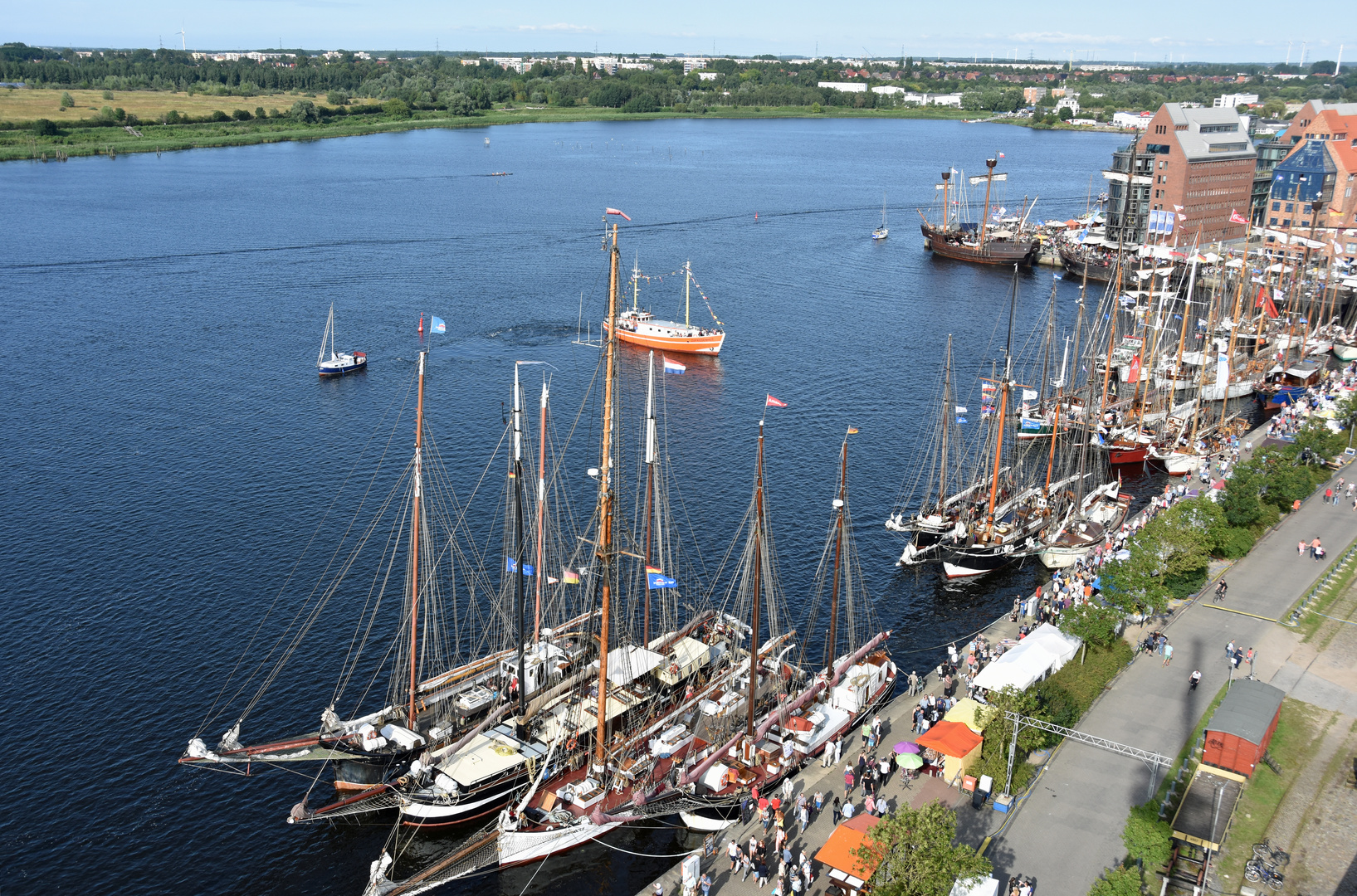 Blick von oben auf die Hanse Sail 2017