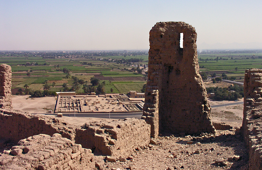Blick von oben auf die Reste des Tempels von dem Pharao Merenptah ins weite Fruchtland bis zum Nil…