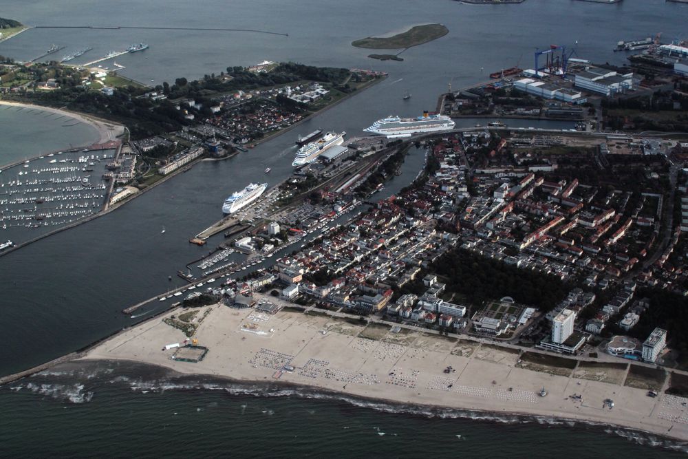 Blick von oben auf Warnemünde