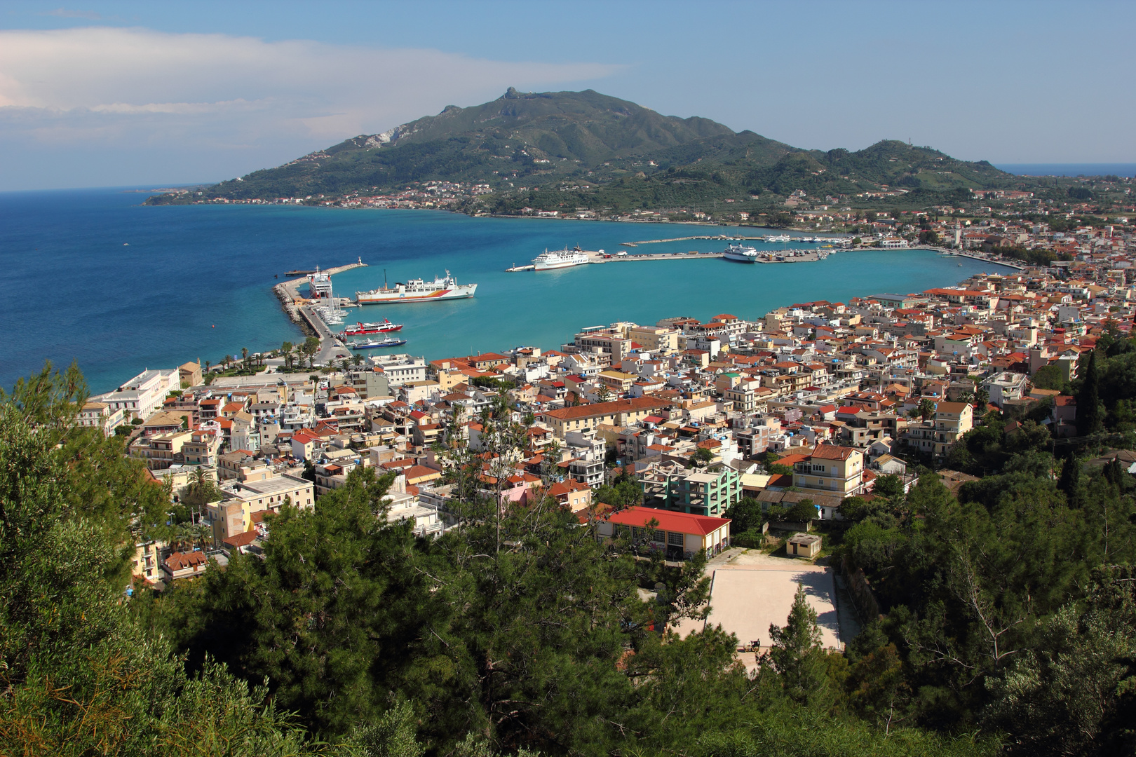 Blick von oben auf Zakynthos-Stadt und den Hafen. View on Zakynthos town and harbour, Greece