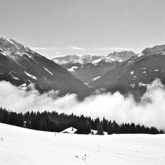 Blick von oberhalb Tschagguns/Montafon (im Tal) auf die Silvrettagruppe . . .