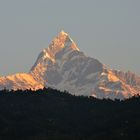 Blick von Pokhara auf den Machhapuchre (6993m)