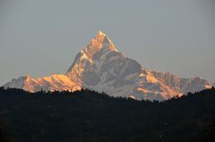 Blick von Pokhara auf den Machhapuchre (6993m)