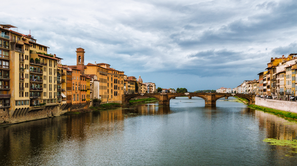 Blick von Ponte Vecchio flussaufwärts