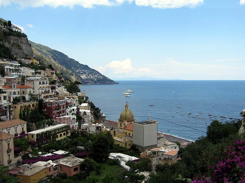 Blick von Positano über die Stadt aufs Meer