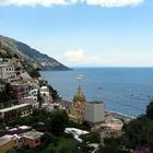 Blick von Positano über die Stadt aufs Meer