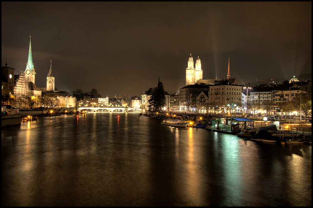 Blick von Quaibrücke aufs nächtliche Zürich