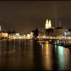 Blick von Quaibrücke aufs nächtliche Zürich