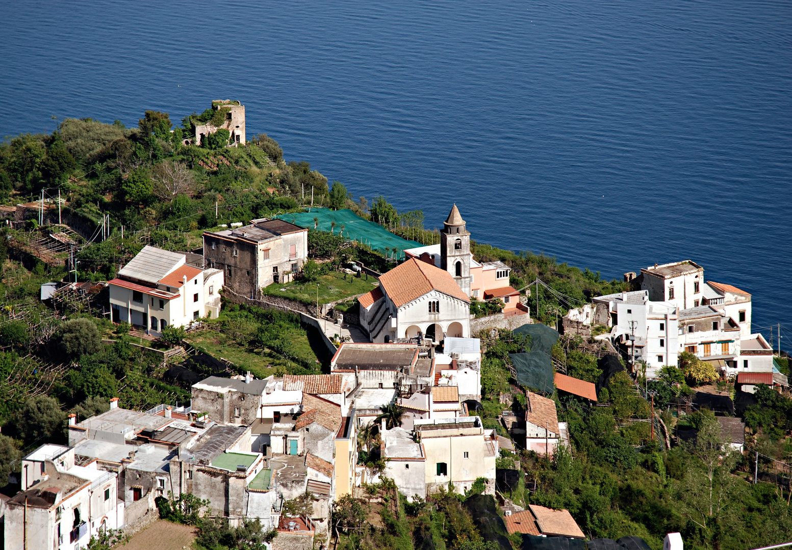 Blick von Ravello aus auf ein Bergdorf der Umgebung