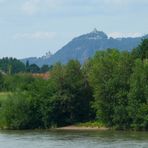 Blick von Remagen auf den Drachenfels und die Drachenburg 2