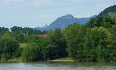 Blick von Remagen auf den Drachenfels und die Drachenburg 2