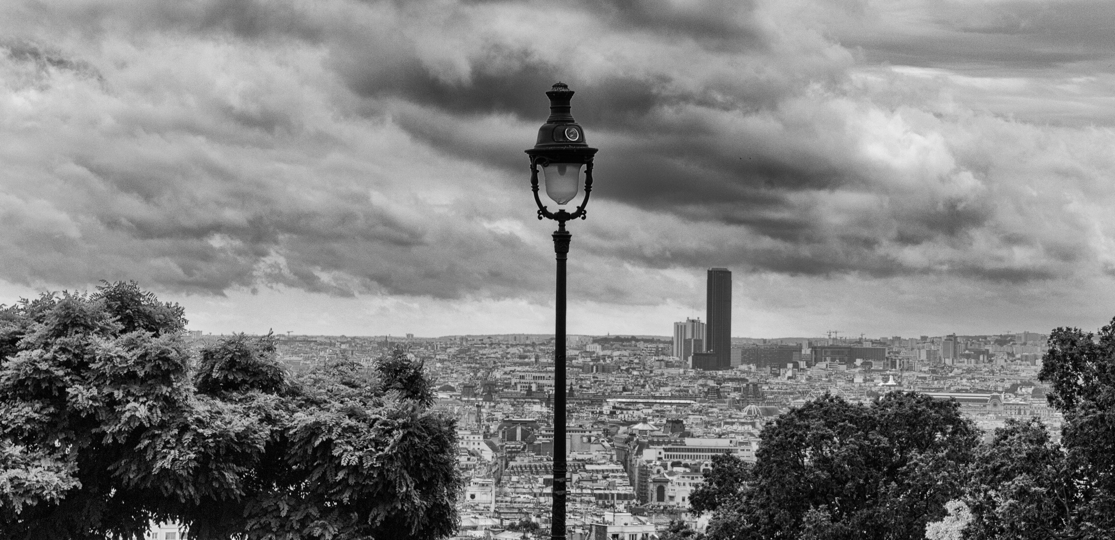 Blick von Sacre Coeur auf ein regnerisches Paris