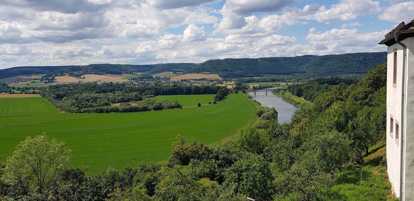 Blick von Schloss Fürstenberg auf die Weser und Weserbergland