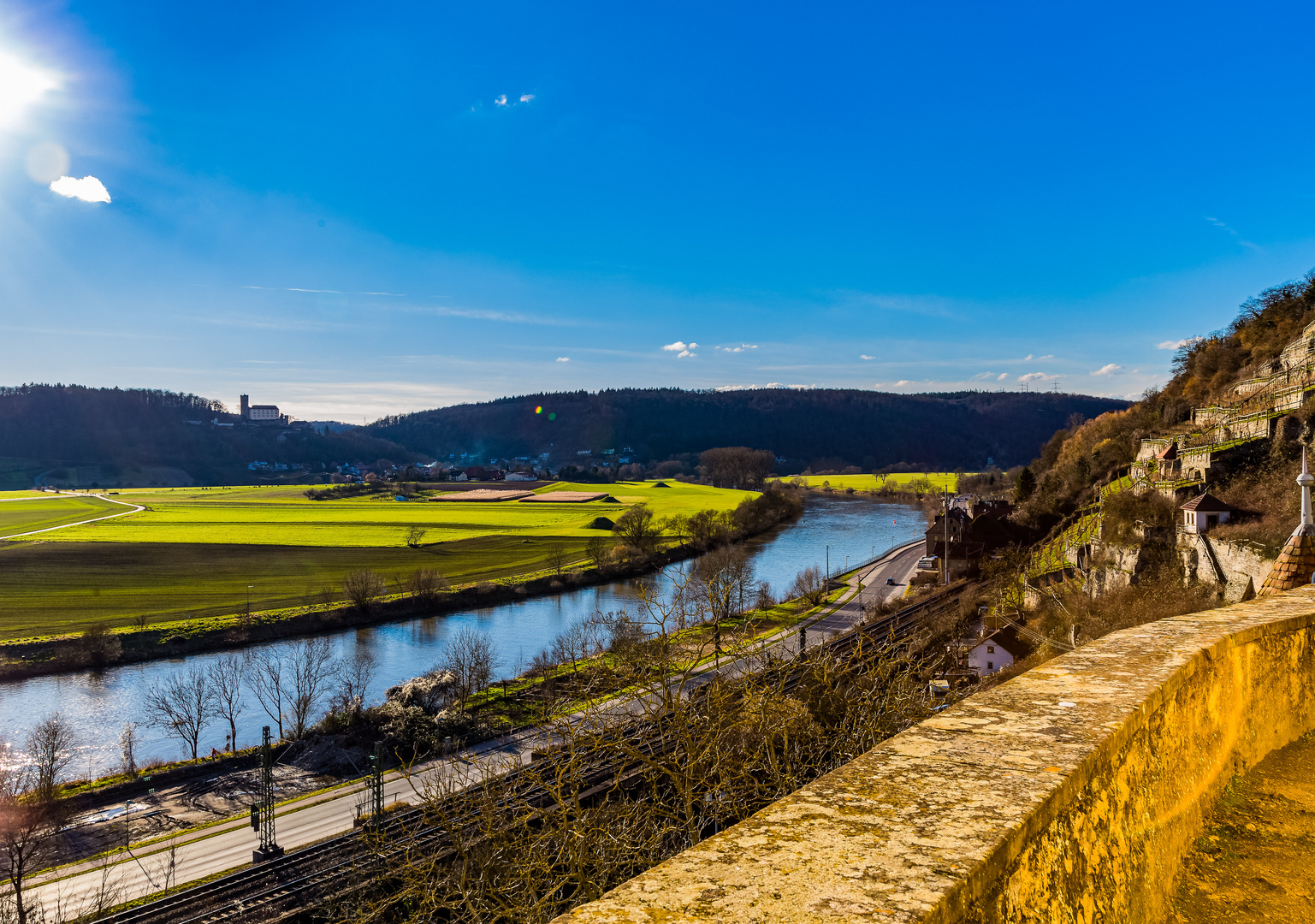 Blick von Schloß Horneck über den Neckar zur Burg Guttenberg