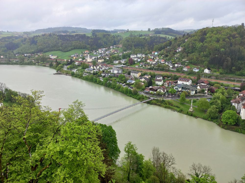 Blick von Schloss Neuburg auf die Innbrücke