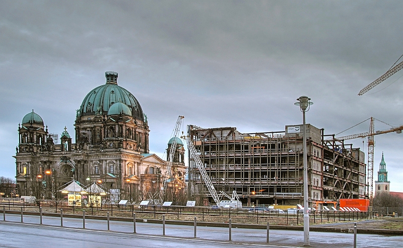 Blick von Schloßfreiheit zum Dom und Palast-Rest