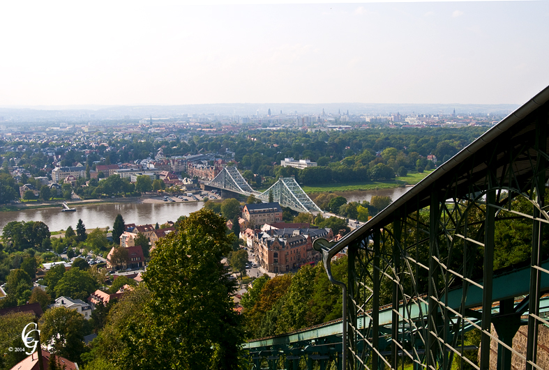 Blick von Schwebebahn auf Blaues Wunder