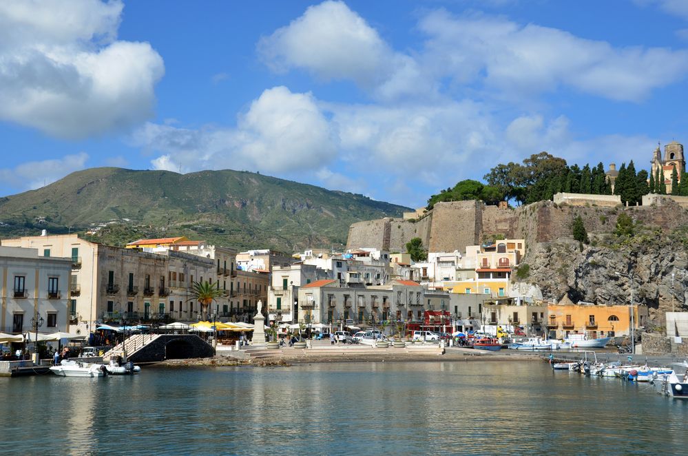 Blick von See auf den Hafen von Lipari-Stadt