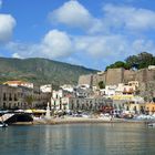 Blick von See auf den Hafen von Lipari-Stadt