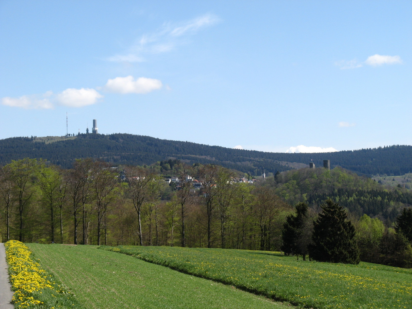 Blick von Seelenberg auf Feldberg und Burg Reifenberg