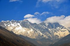 Blick von Tengpoche auf von links Everest (8840 m) und Lhotse (8501 m)