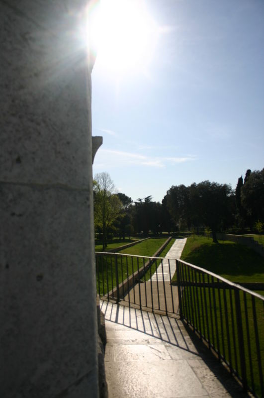 blick von theoderichs grabmahl aus auf idyllischen park