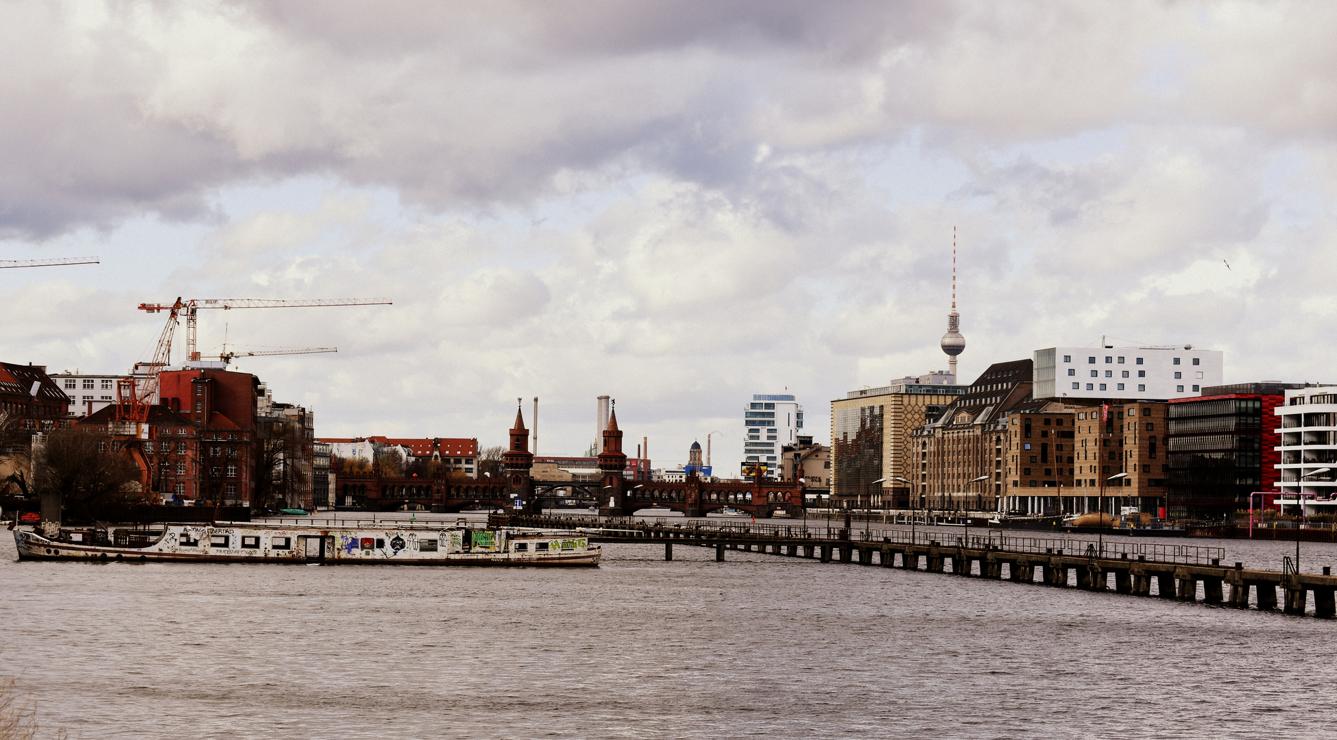 Blick von Treptowers zur Oberbaumbrücke