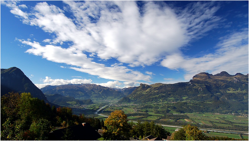 Blick von Triesenberg (FL) ins Rheintal ...