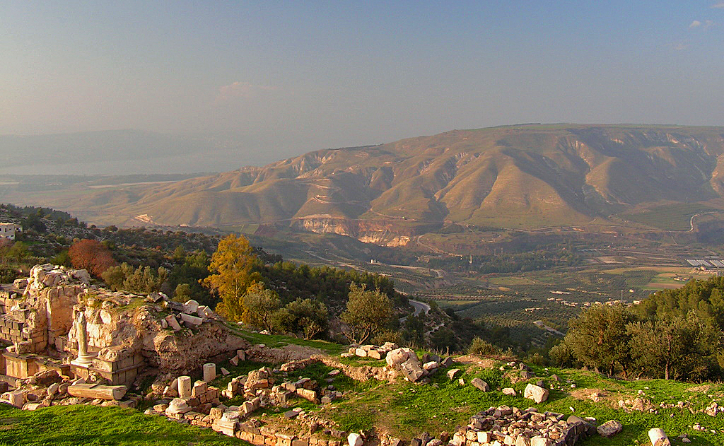 Blick von Um Qeis auf Golanhöhen, links daneben See Genezareth