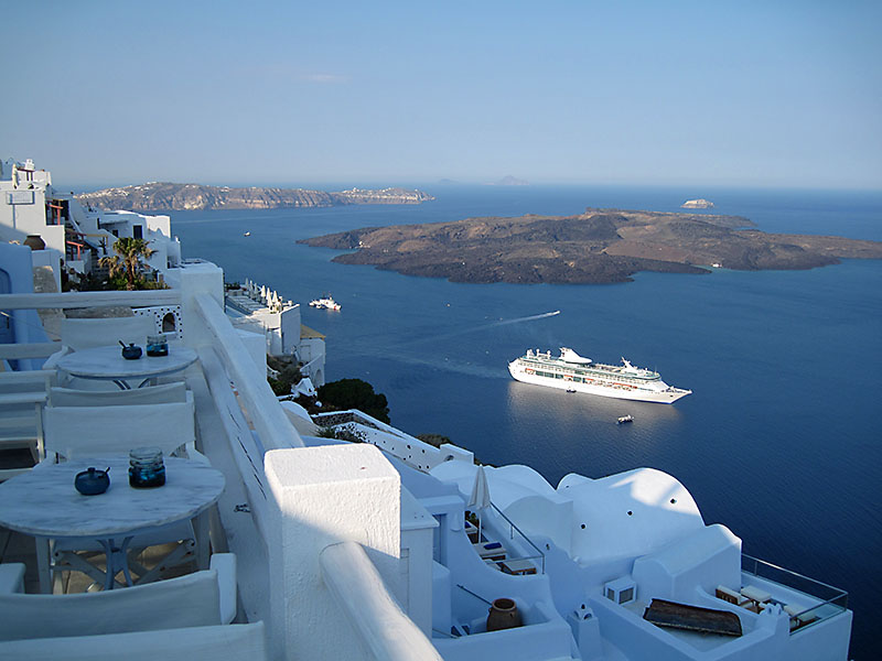 Blick von unserer Frühstücksterrasse auf Santorin