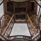 Blick von unten auf die erste und zweite Plattform,  Eiffelturm Paris