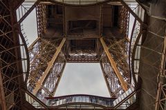 Blick von unten auf die erste und zweite Plattform,  Eiffelturm Paris